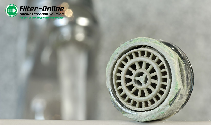 Meget kalk i vandet resulterer i tilkalkede vandhaner og køkkenudstyr.